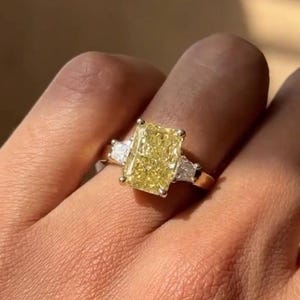 Bague diamant fantaisie 3 carats jaune vif taille radiant 3 pierres, bague diamant trapèze pierres latérales, or jaune 14 carats, bague cadeau d&#39;anniversaire pour elle