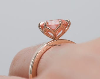 Anillo de compromiso solitario de 2 quilates con diamantes cultivados en laboratorio de color rosa intenso y corte redondo elegante / Anillo de oro amarillo macizo con engaste de garra de pétalo de loto para ella