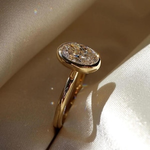 Anello di fidanzamento con moissanite taglio ovale da 2 ct, anello con castone, anello solitario ovale, anello in oro giallo 14 carati, anello di promessa, regalo di anniversario per lei.