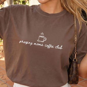Biddende moeders koffieclub minimalistische flirt cursief lettertype moederdag cadeau troostkleuren shirt voor nieuwe christelijke moeder