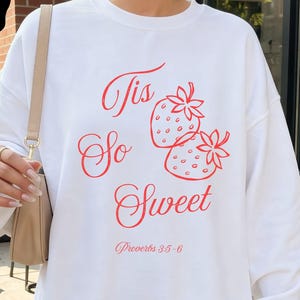 Tis So Sweet Erdbeer Illustration Sweatshirt | pastellrosa Schrift