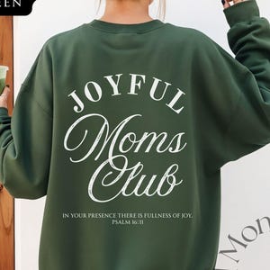 Sudadera Gildan del Club de Mamás Alegres, regalo para mamá cristiana, jersey con versículo bíblico, regalo para amantes de Jesús, estilo vintage desgastado, escritura de salmo