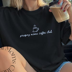Biddende moeders koffieclub minimalistische flirt cursief lettertype moederdag cadeau troostkleuren shirt voor nieuwe christelijke moeder