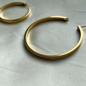 Vintage 18k Gold-plated Flat Hoop 2 Size Earrings 32mm, 45mm Circle Hoop Earrings Waterproof Her Jewellery Bold Hoop Earrings image 3