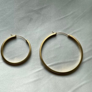 Vintage 18k Gold-plated Flat Hoop 2 Size Earrings 32mm, 45mm Circle Hoop Earrings Waterproof Her Jewellery Bold Hoop Earrings image 4