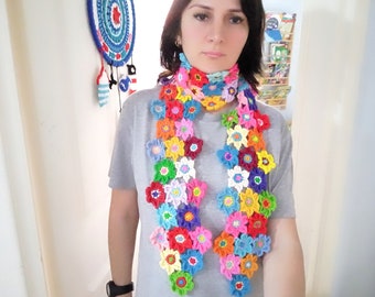 Sciarpa a fiori in cotone all'uncinetto: collana colorata fatta a