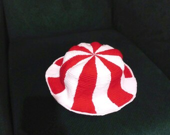Sombrero de cubo de ganchillo a rayas rojas y blancas