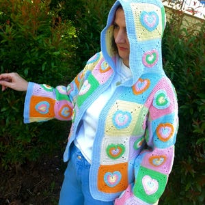 Cardigan à capuche carré grand-mère en forme de coeur au crochet, cardigan de couleur pastel au crochet, cardigan coloré, cadeau pour elle, cadeau pour la Saint-Valentin