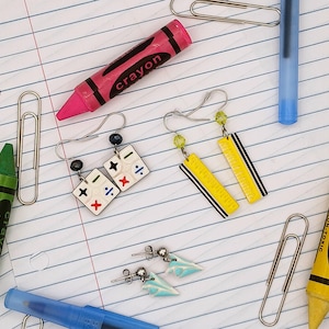 Oorbellen voor de start van het schooljaar, oorbellen met liniaal, papieren vliegtuigje en wiskundig symbool, cadeau voor de leerkracht, roestvrij staal