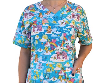 CARE BEAR Scrub Tops. 100% Baumwolle. Für alle Krankenschwestern, Ärzte, Zahnärzte, Tierärzte und Heilpraktiker.