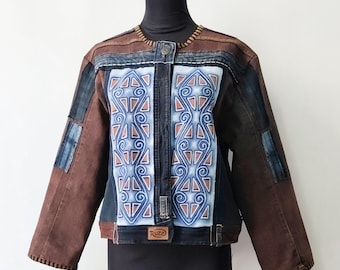 Chaqueta de patchwork de mezclilla reciclada, estampado batik hecho a mano con motivos de Papúa, moda sostenible reinterpretada.
