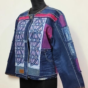 Veste en jean upcyclé, motif batik, design papou, jean patchwork