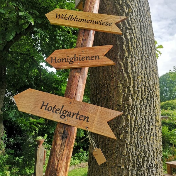 Rustikales Eichen Wegweiser Schild