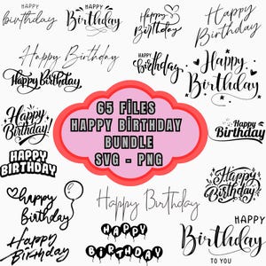 以下が含まれることがあります： 様々なフォントとスタイルで「Happy Birthday」のデザインを集めた画像。画像には、ピンクの雲の形をしたグラフィックに「65 FILES HAPPY BIRTHDAY BUNDLE SVG - PNG」というテキストが含まれています。デザインは白黒です。