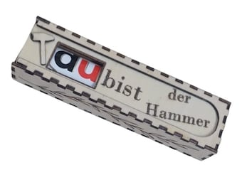 Könnte beinhalten: Eine Holzkiste mit einem Laser-geschnittenen Design und dem Text "du bist der Hammer" auf der Vorderseite. Die Kiste ist hellbraun und hat ein kleines Fenster auf der Vorderseite.