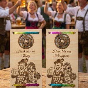 Könnte beinhalten: Zwei rechteckige, helle Holzschilder mit lasergravierten Illustrationen eines Paares in traditioneller Kleidung, das Bierkrüge hält. Das linke Schild trägt die Aufschrift "Hoch lebe der König", das rechte "Hoch lebe das Königspaar".