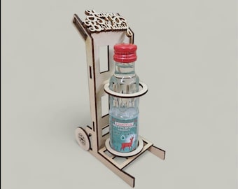 Könnte beinhalten: Miniatur-Handwagen aus Holz mit einer kleinen Flasche klarem Schnaps mit rotem Verschluss. Der Wagen trägt ein Schild mit der Aufschrift "Happy 50th Birthday".