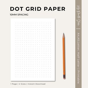 Puede incluir: Papel de cuadrícula de puntos blanco con espaciado de 10 mm, un lápiz amarillo y el texto "DOT GRID PAPER". El papel es para tamaños A4, A5, Carta y Media Carta. El texto también dice "My Planette Studio" y "Printable".
