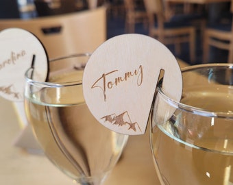 Personalisierter Berg Wein Charm aus Holz: Hochzeits Glas Aufhänger