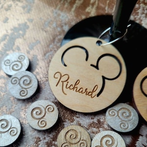 Kolekcja Myszki Disney Mickey Minnie Wine Charm Wieszaki na szklanki, drewniane zawieszki na wino, spersonalizowane zawieszki na szklanki ślubne, dekoracje ślubne
