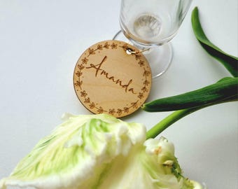 Tarjetas de lugar para mesa de boda: Dijes de madera personalizados para copas de vino
