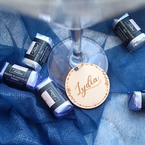 Talismã de vidro personalizado, amuleto de madeira personalizado para casamento, decoração de mesa de casamento, nomes de convidados, amuleto de vinho de madeira original eco