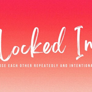 Può includere: Una tazza di ceramica bianca con manico nero e la scritta "But First, Coffee" in nero, in grassetto. La tazza è appoggiata su una superficie di legno. La tazza è alta 10 cm.