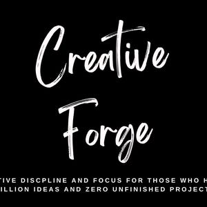 Może przedstawiać: Czarne tło z białym tekstem "Creative Forge" w stylu ręcznym. Dwa różowe serca znajdują się po lewej i prawej stronie. Poniższy tekst brzmi "CREATIVE DISCPLINE AND FOCUS FOR THOSE WHO HAVE A MILLION IDEAS AND ZERO UNFINISHED PROJECTS."