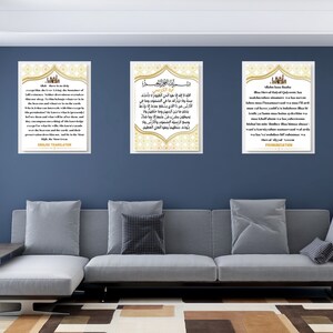 Puede incluir: Tres impresiones de arte islámico enmarcadas con acentos dorados y caligrafía árabe. Las impresiones presentan versos del Corán, incluyendo Ayat al-Kursi, e incluyen traducciones y pronunciaciones en inglés.