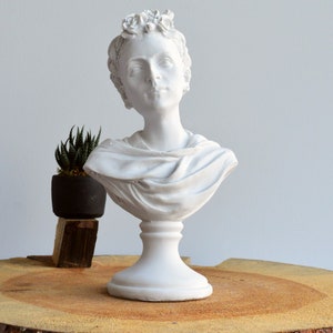 Frida Statue ,Frida Sculpture,Big Statue, Home Decor, Frida Figurine, Frida Feminist Icon, Woman Bust, Feminist Icon, White Bust, Frida Bust