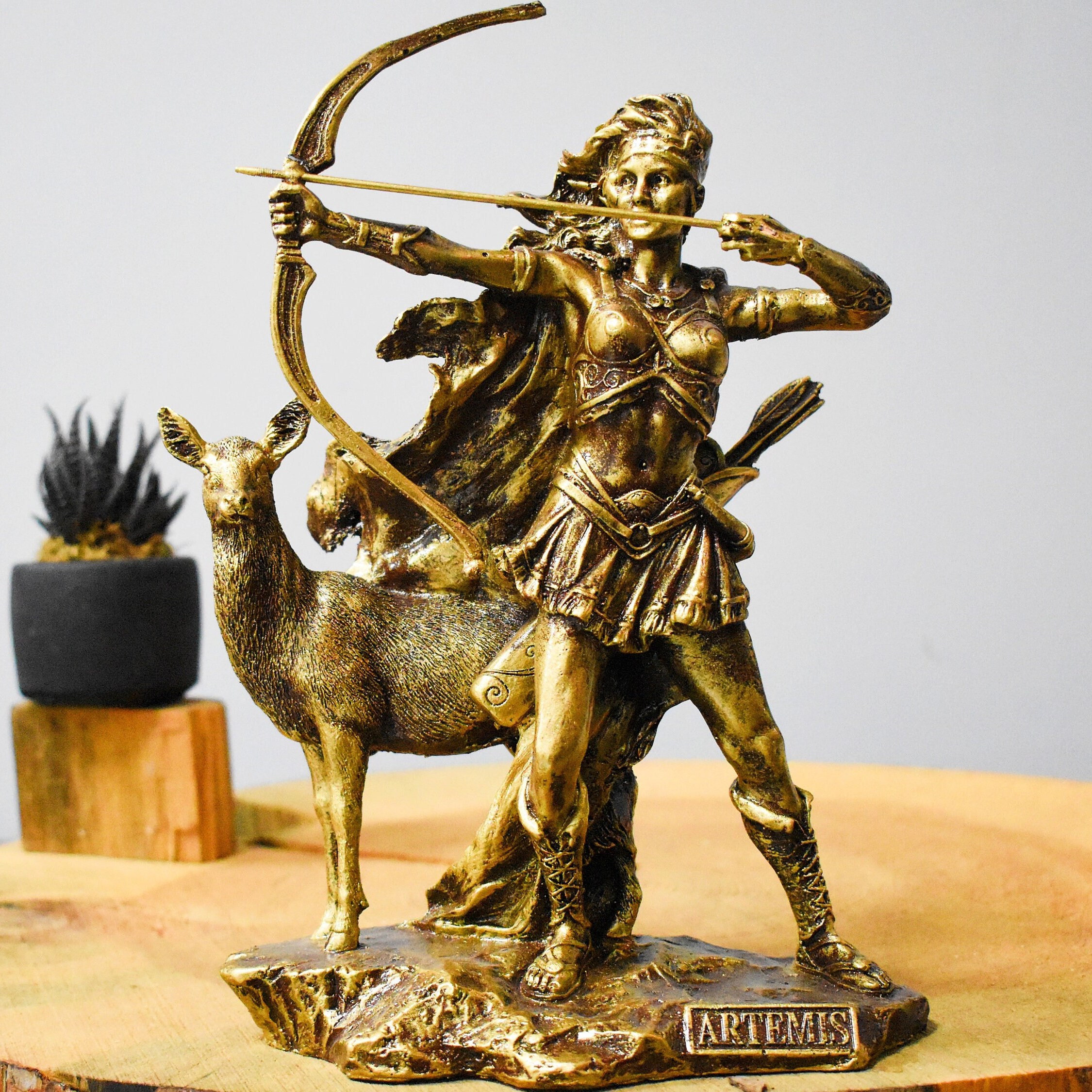 手作りのアルテミス彫刻：古代ギリシャの女神像、室内装飾 - Etsy 日本