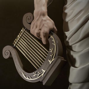 K&ouml;nnte beinhalten: Eine Holzleier mit goldfarbenen Saiten und dekorativen Akzenten wird von einer Hand gehalten. Die Leier hat eine dunkelbraune Oberfl&auml;che mit goldfarbenen, blattartigen Designs. Der Hintergrund ist dunkel und hebt das Instrument hervor.