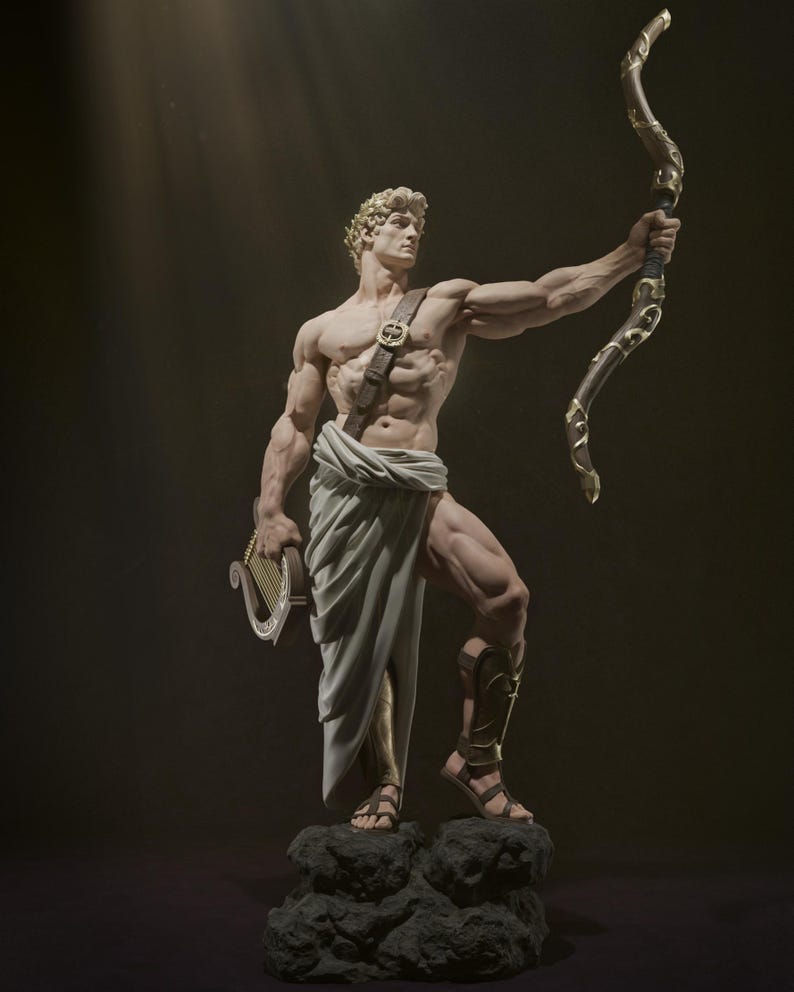 K&ouml;nnte beinhalten: Detaillierte Skulptur einer muskul&ouml;sen m&auml;nnlichen Figur, m&ouml;glicherweise eines griechischen Gottes, der einen Bogen und eine Leier h&auml;lt. Die Figur tr&auml;gt einen Lorbeerkranz, ein drapiertes Tuch und Sandalen. Der Bogen ist dunkel mit goldenen Akzenten. Die Statue steht auf einem felsigen Sockel.