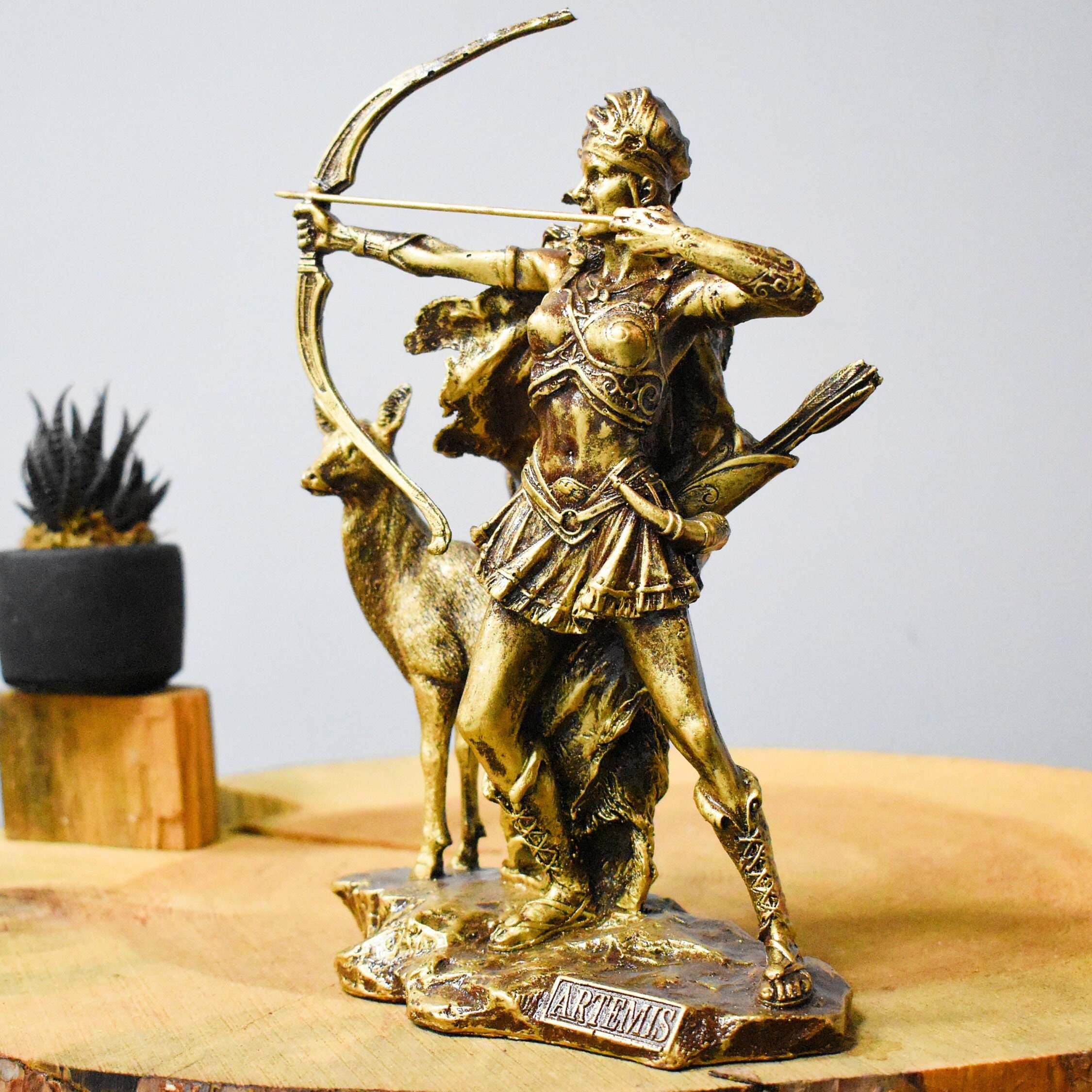 手作りのアルテミス彫刻：古代ギリシャの女神像、室内装飾 - Etsy 日本