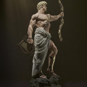 K&ouml;nnte beinhalten: Detaillierte Skulptur einer muskul&ouml;sen Figur, die einen Bogen und eine Lyra h&auml;lt. Die Figur ist in wei&szlig;es Tuch geh&uuml;llt und tr&auml;gt goldene Akzente auf Bogen, Sandalen und Armsch&uuml;tzern. Die Statue steht auf einem felsigen Sockel, mit dunklem Hintergrund.