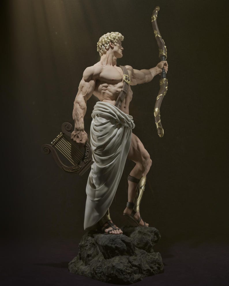 K&ouml;nnte beinhalten: Detaillierte Skulptur einer muskul&ouml;sen Figur, die einen Bogen und eine Lyra h&auml;lt. Die Figur ist in wei&szlig;es Tuch geh&uuml;llt und tr&auml;gt goldene Akzente auf Bogen, Sandalen und Armsch&uuml;tzern. Die Statue steht auf einem felsigen Sockel, mit dunklem Hintergrund.