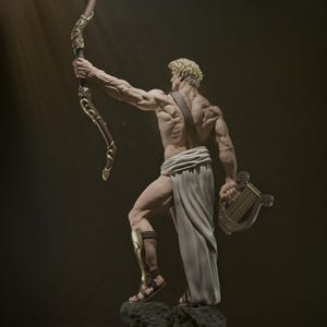 K&ouml;nnte beinhalten: Statue einer muskul&ouml;sen Figur, die einen Bogen und eine Leier h&auml;lt. Die Figur ist von der Taille aufw&auml;rts nackt, mit einem wei&szlig;en Tuch um den Unterk&ouml;rper drapiert. Der Bogen ist braun mit goldenen Akzenten, und die Leier ist golden. Die Statue steht auf einem felsigen Sockel.