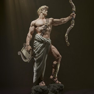 K&ouml;nnte beinhalten: Detaillierte Statue einer muskul&ouml;sen m&auml;nnlichen Figur, die einen Bogen und eine Leier h&auml;lt. Die Figur ist mit einem Lorbeerkranz geschm&uuml;ckt und in ein wei&szlig;es Tuch geh&uuml;llt. Die Statue steht auf einem felsigen Sockel, mit komplizierten Details und klassischer &Auml;sthetik.