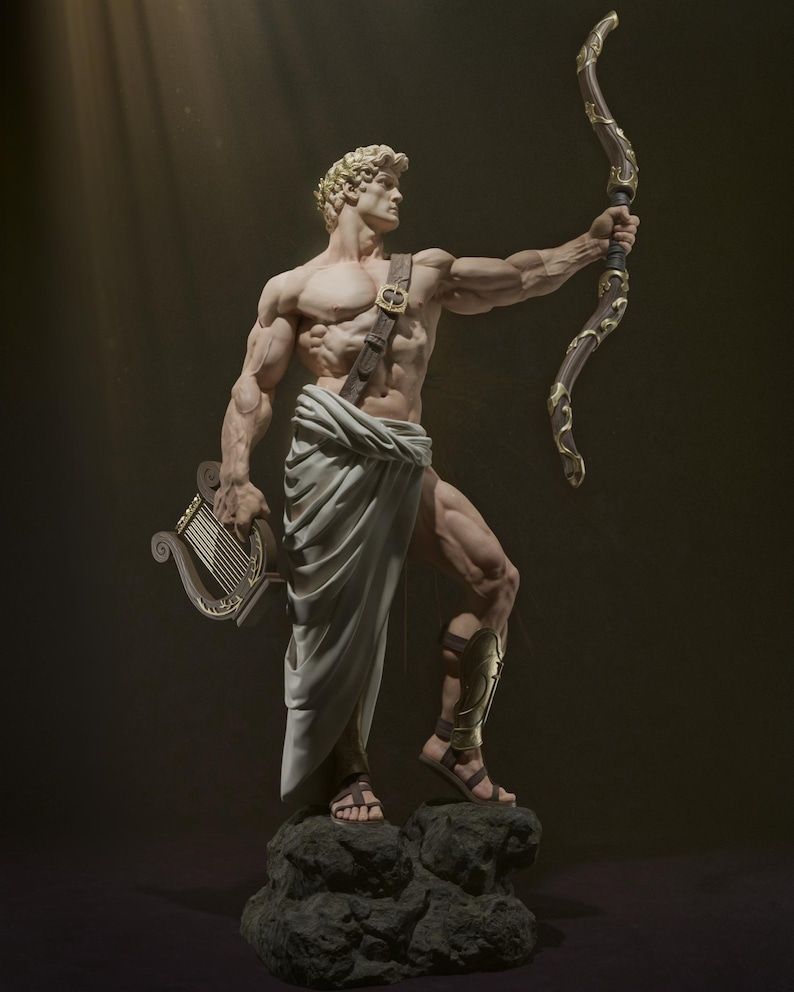K&ouml;nnte beinhalten: Detaillierte Statue einer muskul&ouml;sen m&auml;nnlichen Figur, die einen Bogen und eine Leier h&auml;lt. Die Figur ist mit einem Lorbeerkranz geschm&uuml;ckt und in ein wei&szlig;es Tuch geh&uuml;llt. Die Statue steht auf einem felsigen Sockel, mit komplizierten Details und klassischer &Auml;sthetik.