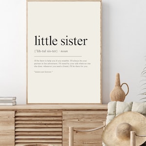 Könnte beinhalten: Ein schwarz-weißer druckbarer Wandkunstdruck mit der Definition von "kleine Schwester" in einer einfachen, modernen Schriftart. Der Text lautet: "kleine Schwester (lih-tul sis-ter) Substantiv Ich werde da sein, um dir zu helfen, wenn du stolperst. Ich werde immer dein Partner bei lustigen Abenteuern sein. Ich werde an deiner Seite stehen, wenn niemand sonst da ist. Wann immer du einen Freund brauchst, werde ich für dich da sein. "Schwestern sind für immer."