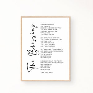 Op de afbeelding: Een printbaar wanddecoratiedesign met een zwart-witte tekstprint van een traditionele christelijke zegen. De tekst luidt "The Blessing" en bevat de woorden "The Lord bless you and keep you."