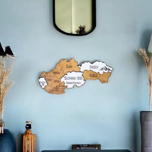 Mapa del mundo de madera, mapa de Eslovaquia, mapa con chinchetas, adorno de Eslovaquia, Bratislava, Košice, decoración de pared única sobre la cama, regalo para él y para ella