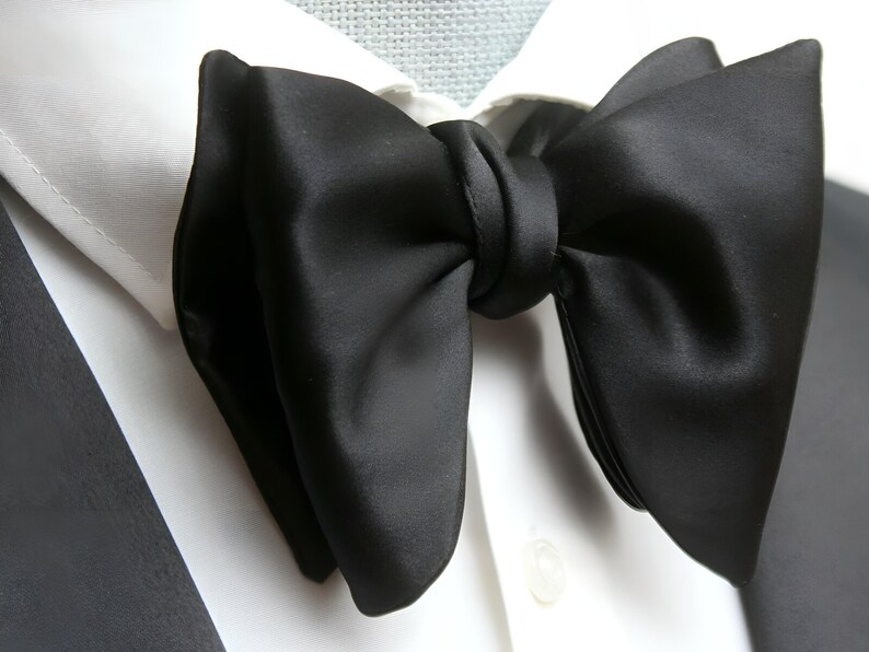 Butterfly bowtie	Pre-Tied Silk Bowtie	Wedding bowtie	Silk Bow Tie	Groomsman bow tie	Tom Ford Bow Tie	Formal Bow Tie	Prom Bow Tie	oversized bow tie	Bow Tie For Men	Bow Tie For Boy	pre tied bow tie	Men's Bow Tie