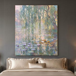 Puede incluir: Una habitación con una cama vestida con un edredón y almohadas de color champán satinado. Una gran pintura de un estanque de nenúfares cuelga sobre la cama. Mesitas de noche espejadas con lámparas y decoración a ambos lados.