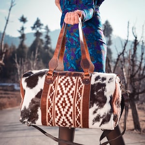 Leder Wochenendtasche mit Dhurrie - "Red Mesa" - Handgefertigte Boho Reisetasche - Große Reisetasche - Einzelstück