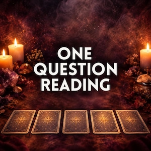 Könnte beinhalten: Fünf rechteckige Tarotkarten mit einem goldenen Sternenmuster auf der Rückseite sind in einer Reihe angeordnet. Der Text ONE QUESTION READING steht zentriert über den Karten. Zwei brennende weiße Kerzen und violette Kristalle umrahmen die Karten.