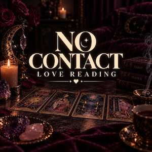 Puede incluir: Una escena oscura con cuatro cartas de tarot dispuestas sobre una superficie con el texto NO CONTACT LOVE READING. El arreglo incluye una vela encendida, un adorno de media luna con un cristal, piedras de amatista y una pila de libros etiquetados.