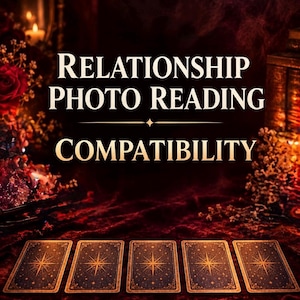 Può includere: Cinque carte dei tarocchi rettangolari con il dorso blu scuro e un motivo a stella dorata sono disposte in fila. Il testo "RELATIONSHIP PHOTO READING COMPATIBILITY" è scritto in lettere bianche e dorate su uno sfondo di velluto rosso.