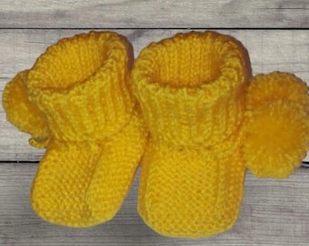 Handstickade babytofflor, gula tofflor för nyfödda, mjuk babyshowerpresent, unisexstrumpor för spädbarn, mysiga stickade stövlar