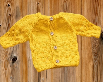 Handgebreid merinosbabyvest, gele wollen babytrui met houten knopen, luxe pasgeboren cadeau, babyjasje 0-24 maanden